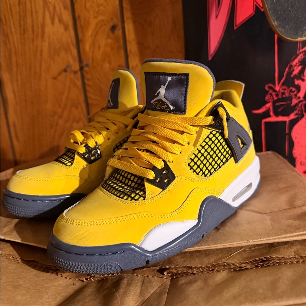 Air jordan 4 lightning 5Y Vibrant Yellow and Black Sneakers